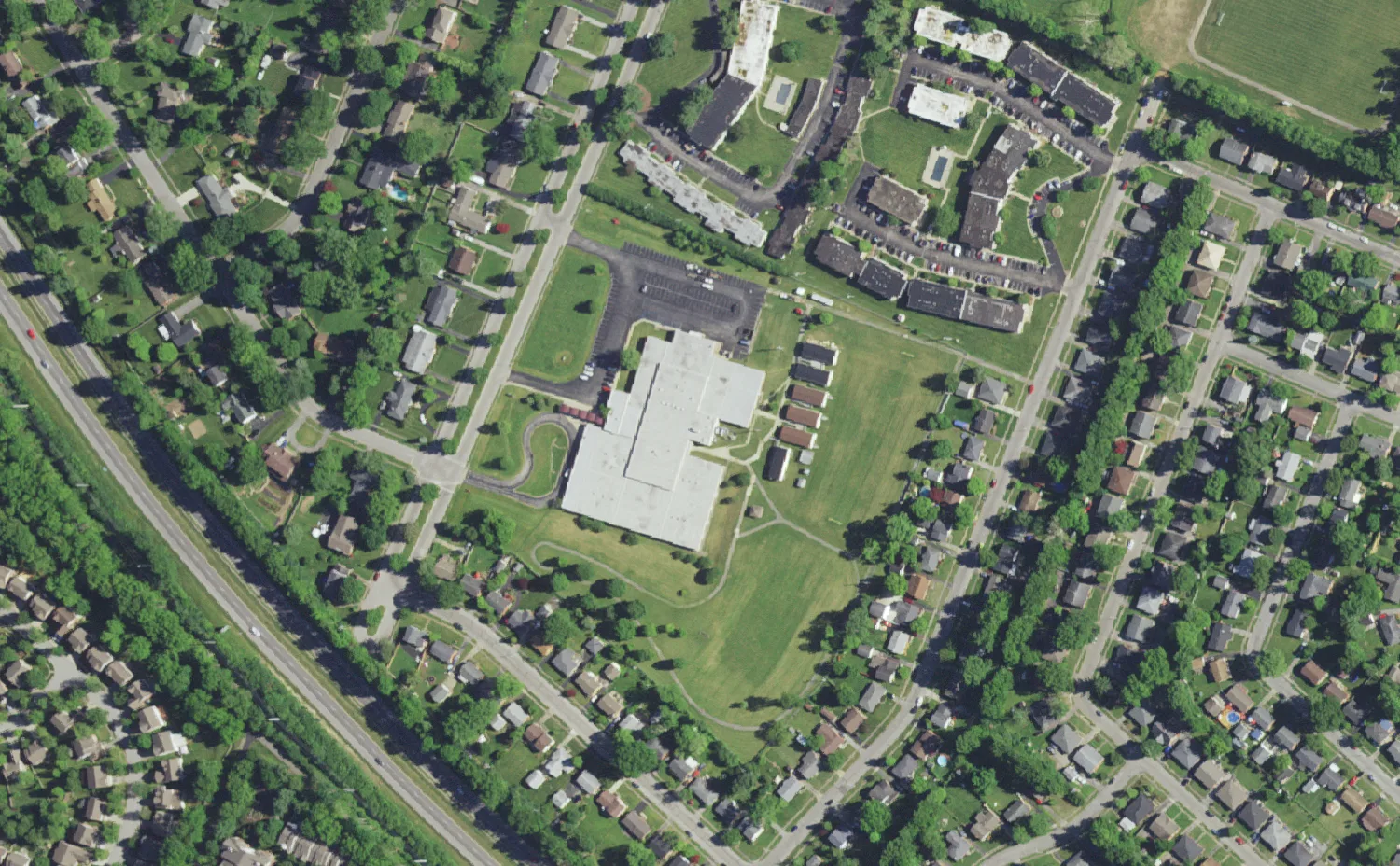 Beaumont Middle School and its grounds on Georgian Way in Lexington, seen from the air