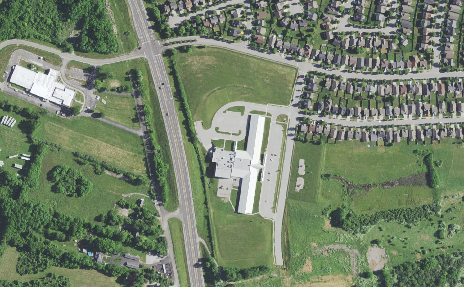 Coventry Oak Elementary School and its grounds on Huntly Place in Lexington, seen from the air