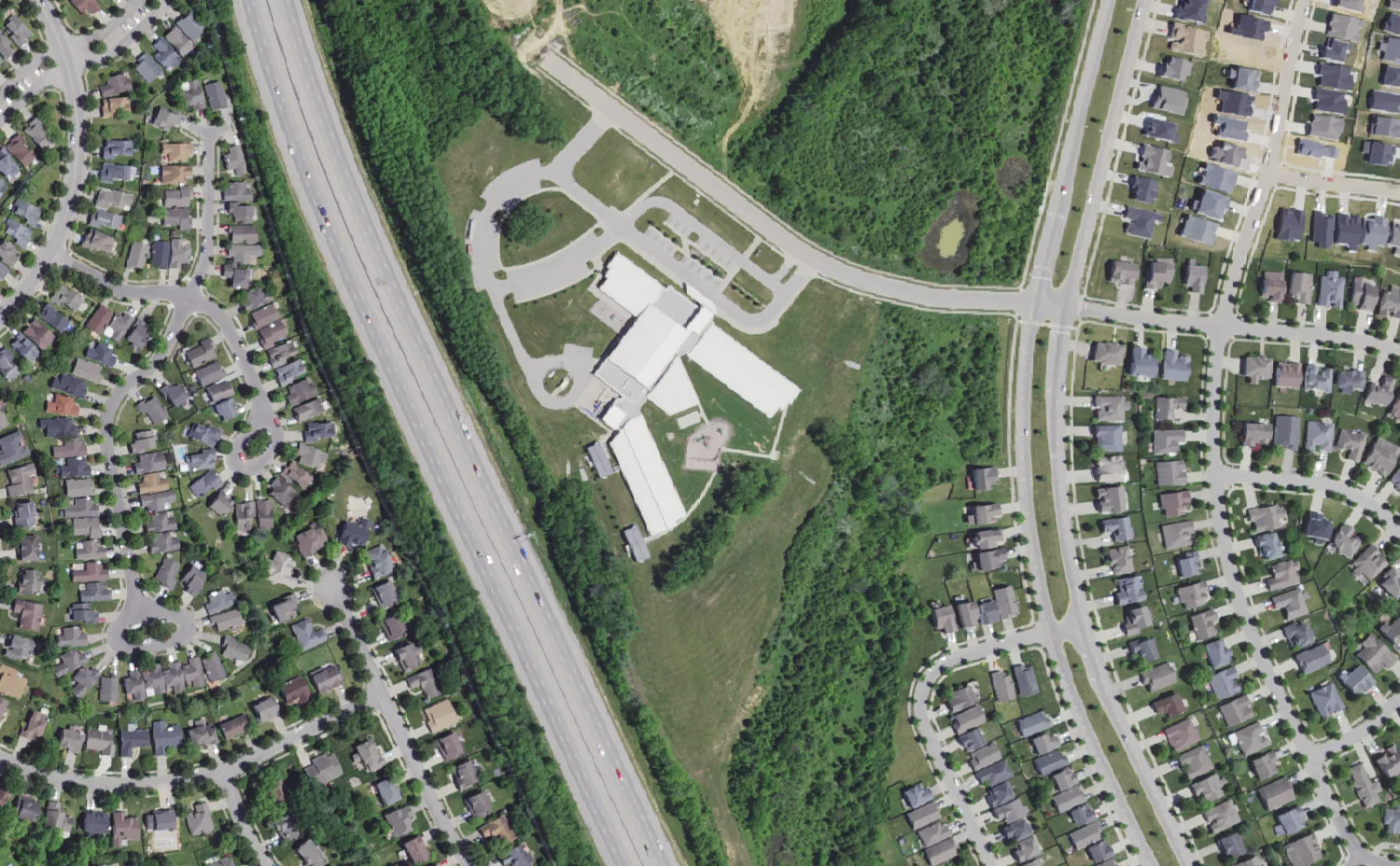 Garrett Morgan Elementary School and its grounds on Passage Mound Way in Lexington, seen from the air