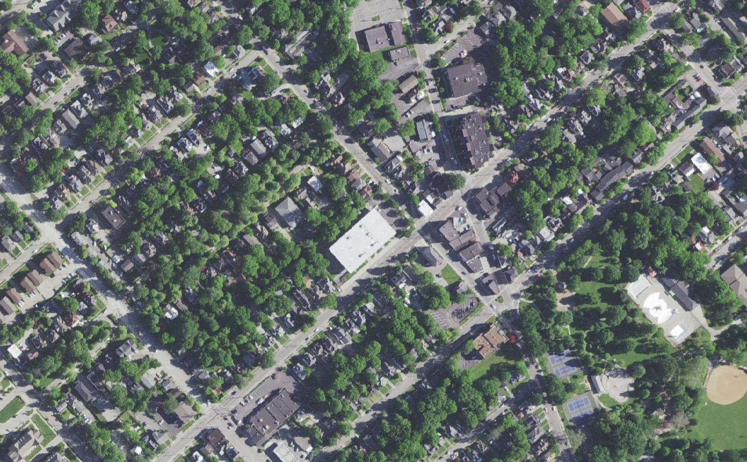 Maxwell Spanish Immersion Elementary School and its grounds on Woodland Avenue in Lexington, seen from the air